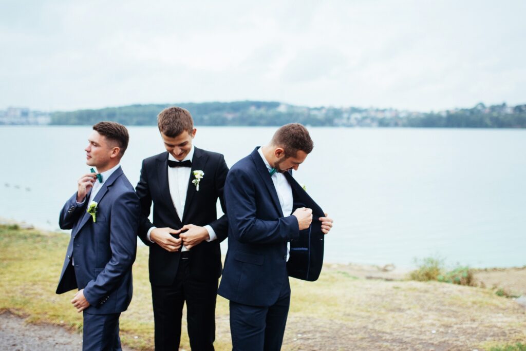 hombres con traje